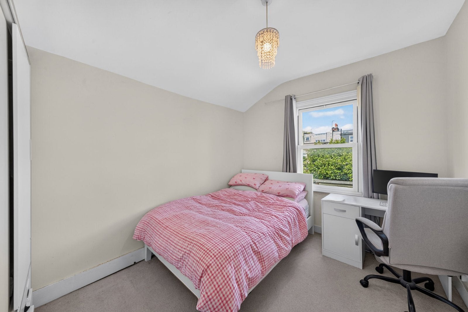 House Midmoor Road in Greater London