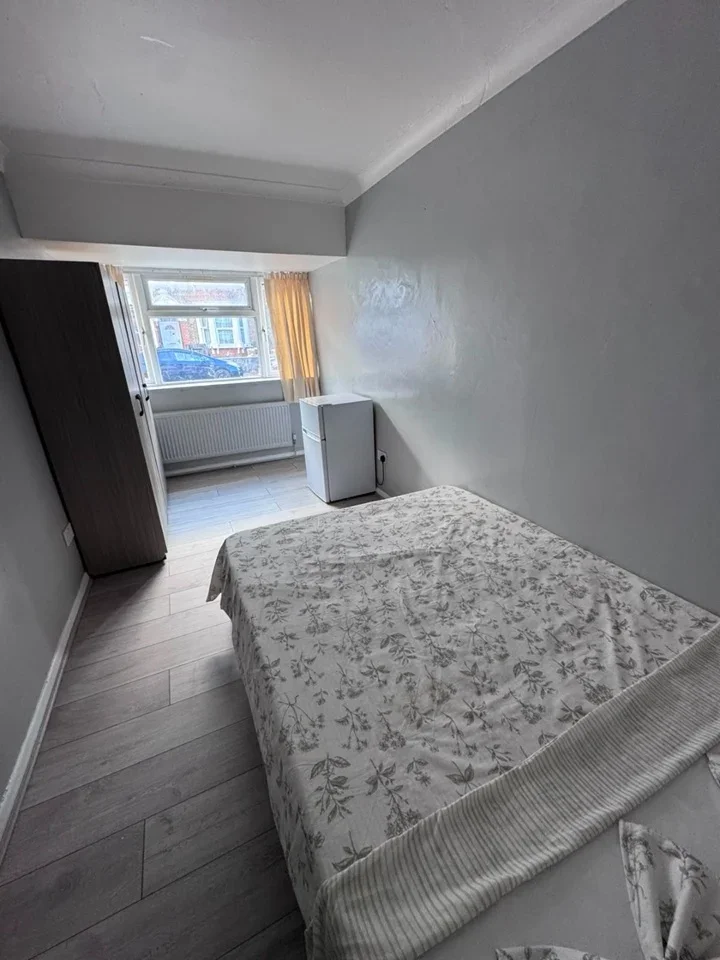 Room Atherton Road in Greater London