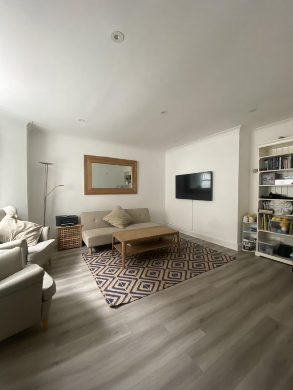 Room North End Road in Greater London