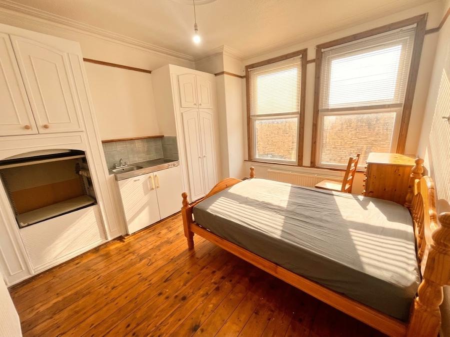 Room Croxted Road in Greater London