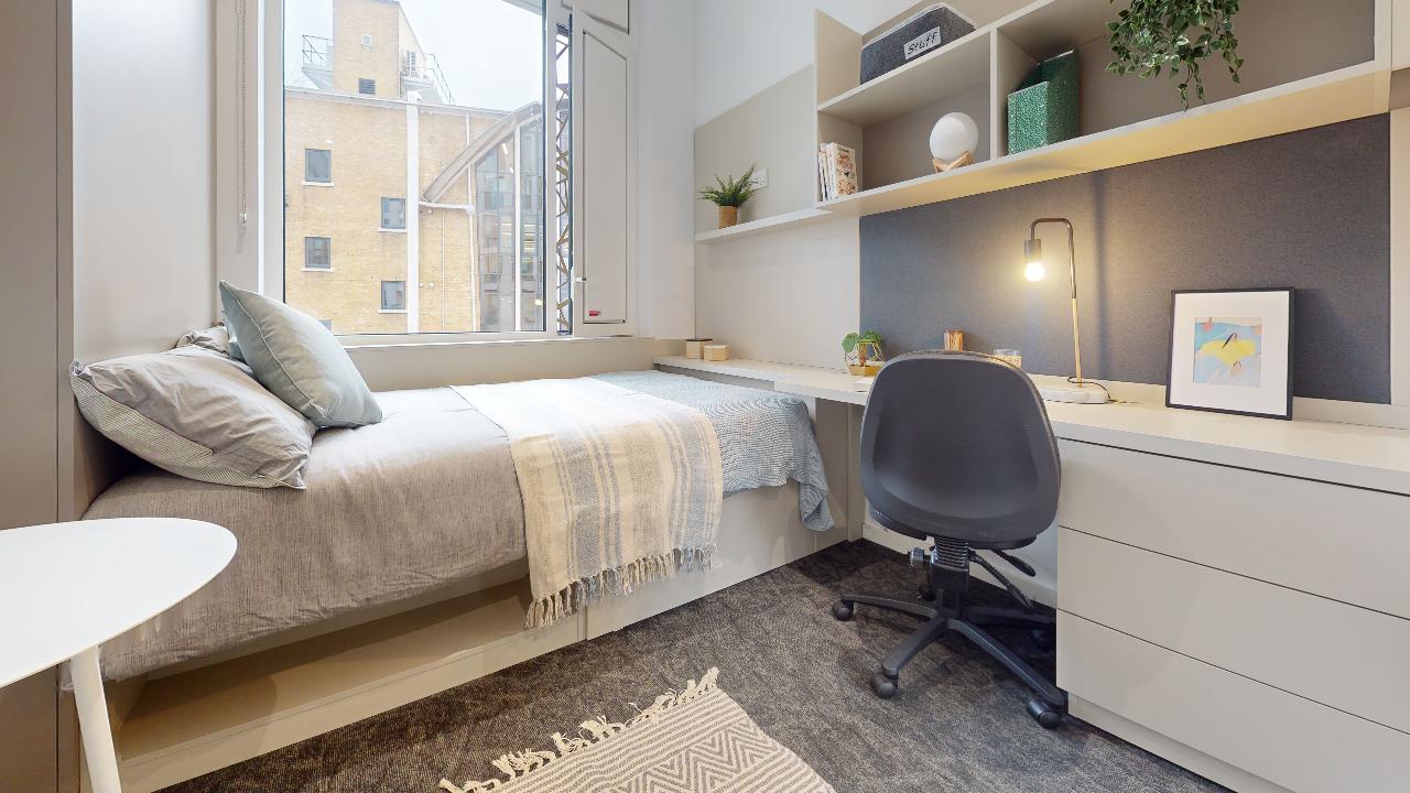 Room Miles Street in Greater London