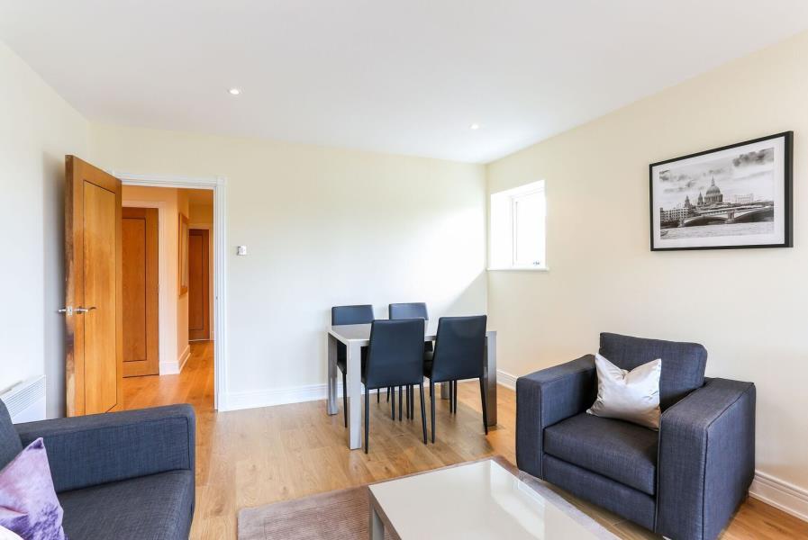 Flat Kensington High Street in Greater London