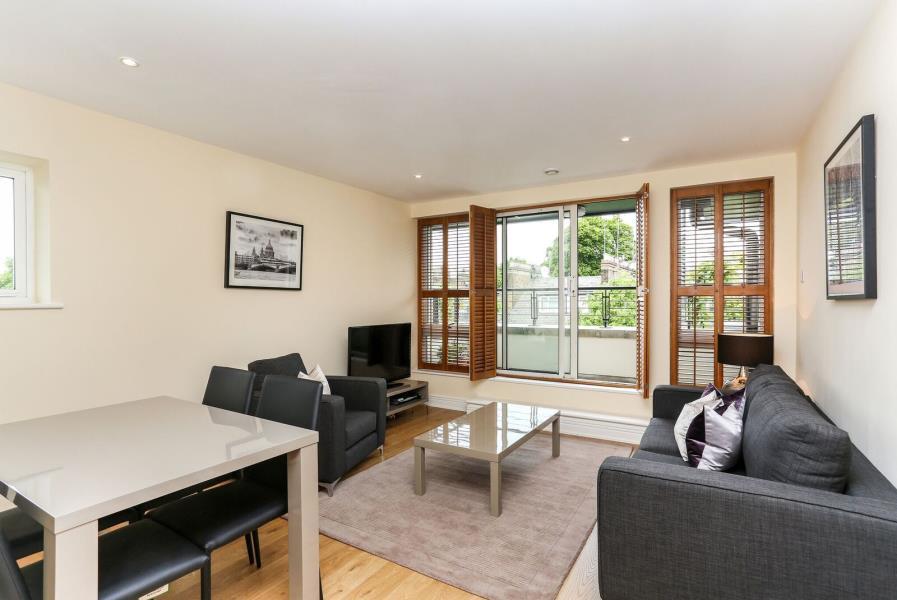 Flat Kensington High Street in Greater London