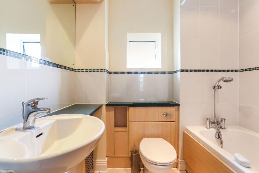 Flat Kensington High Street in Greater London
