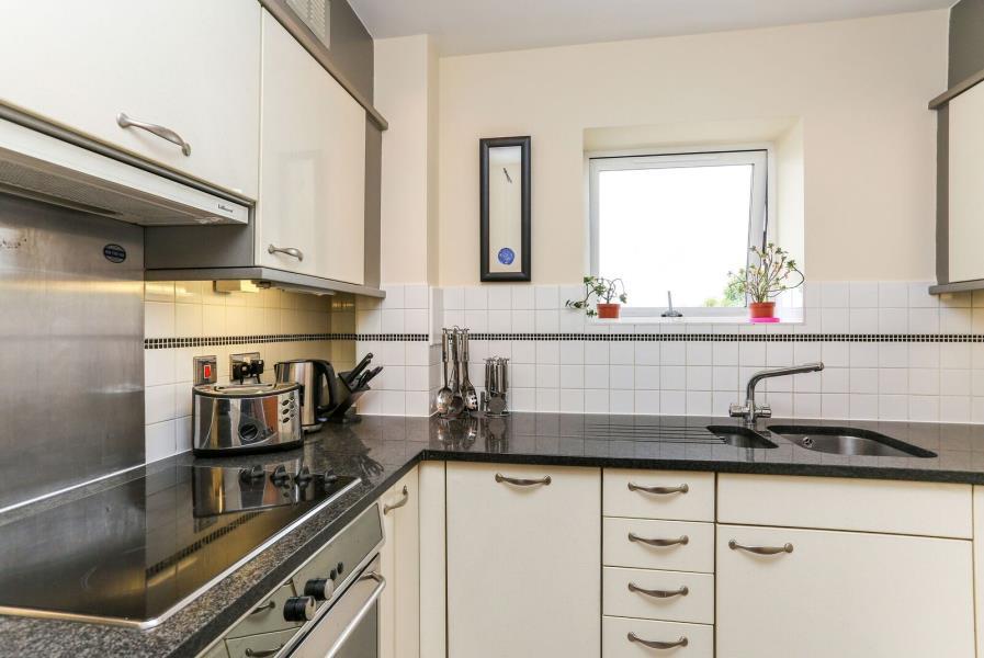 Flat Kensington High Street in Greater London