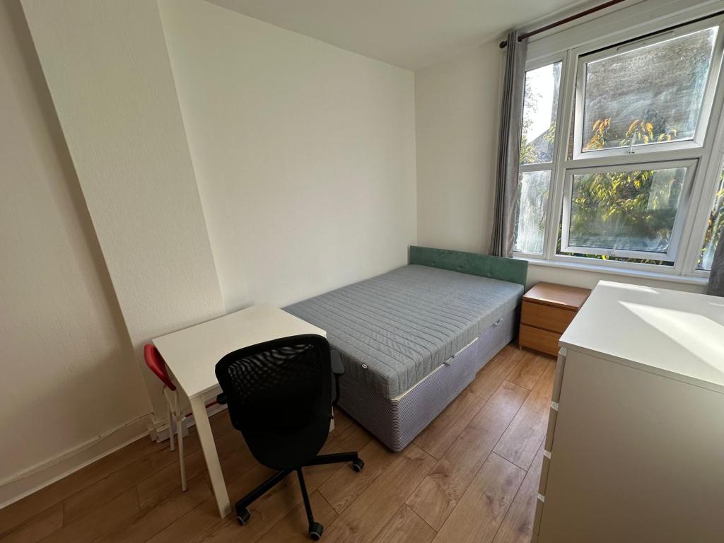 Flat Farleigh Road in London
