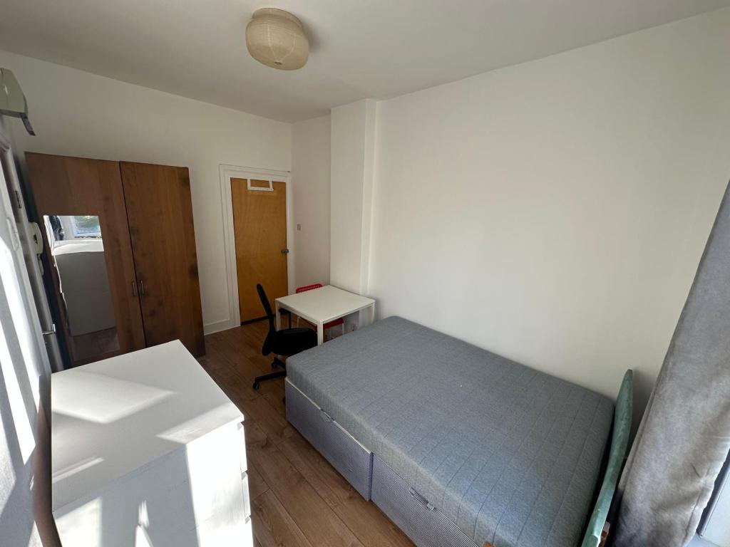 Flat Farleigh Road in London