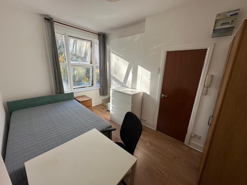 Flat Farleigh Road in London