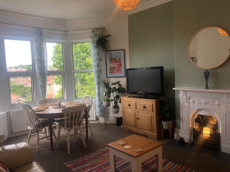 Room Ravenswood Road in Bristol