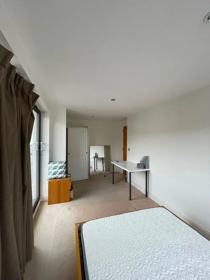 Room Montaigne Close in City of Westminster