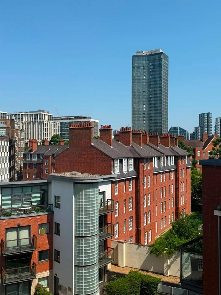 Room Montaigne Close in City of Westminster