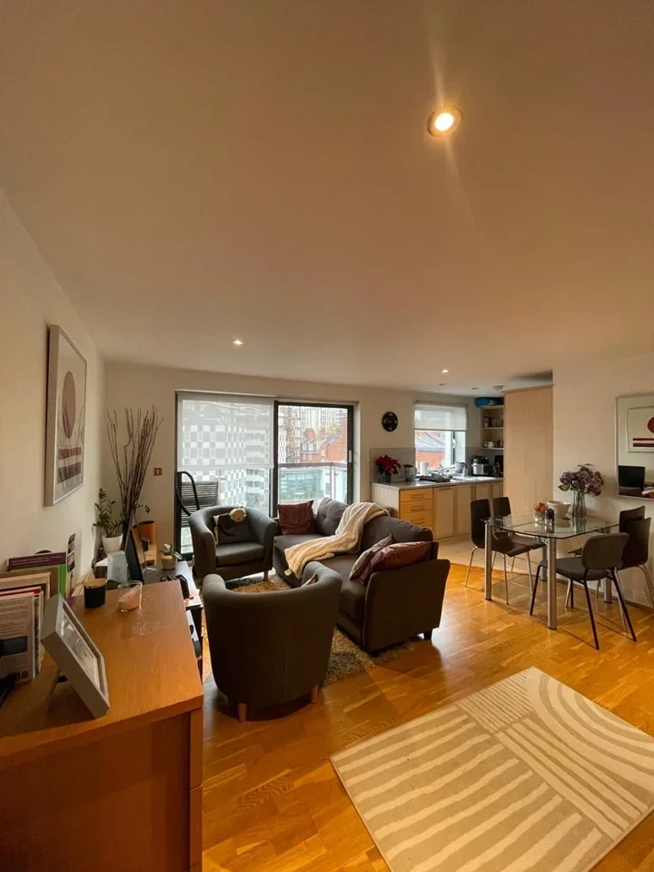 Room Montaigne Close in City of Westminster
