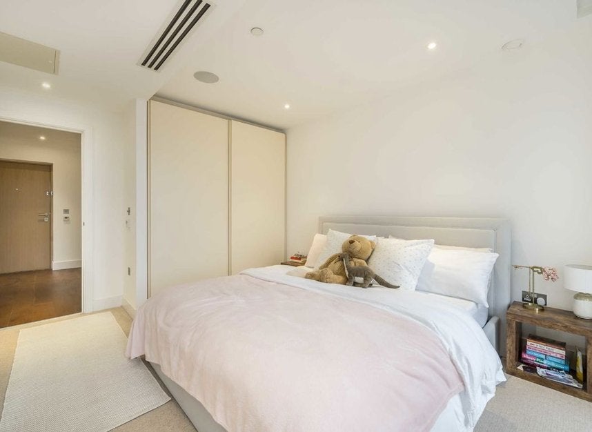 Flat Central Avenue in Greater London