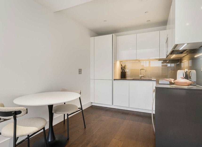 Flat Central Avenue in Greater London