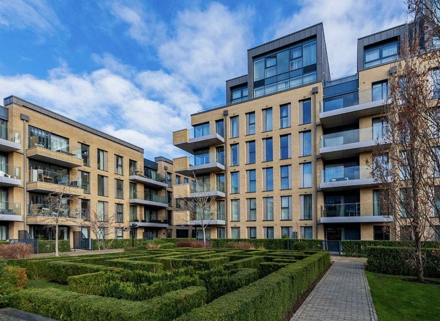 Flat Central Avenue in Greater London