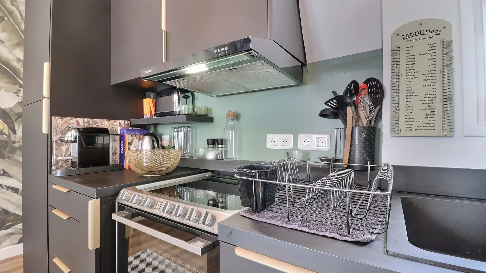 Flat Avenue Junot in Paris