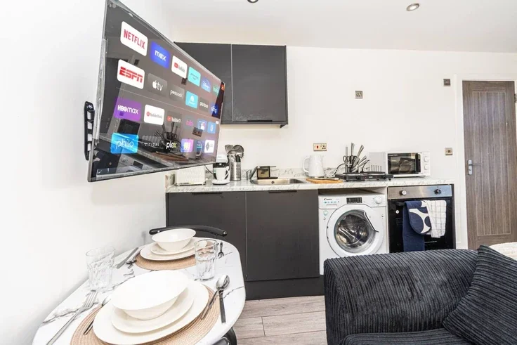 Flat Mitcham Road in Greater London