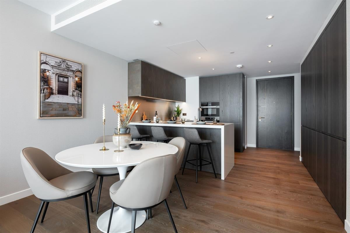 Flat Nine Elms Lane in Greater London