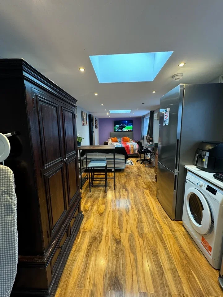 Room Orchard Close in Greater London
