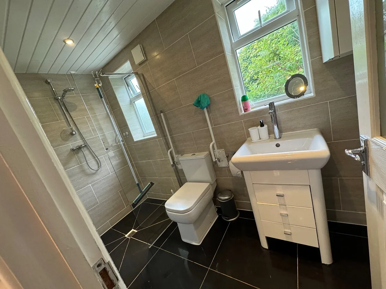 Room Orchard Close in Greater London
