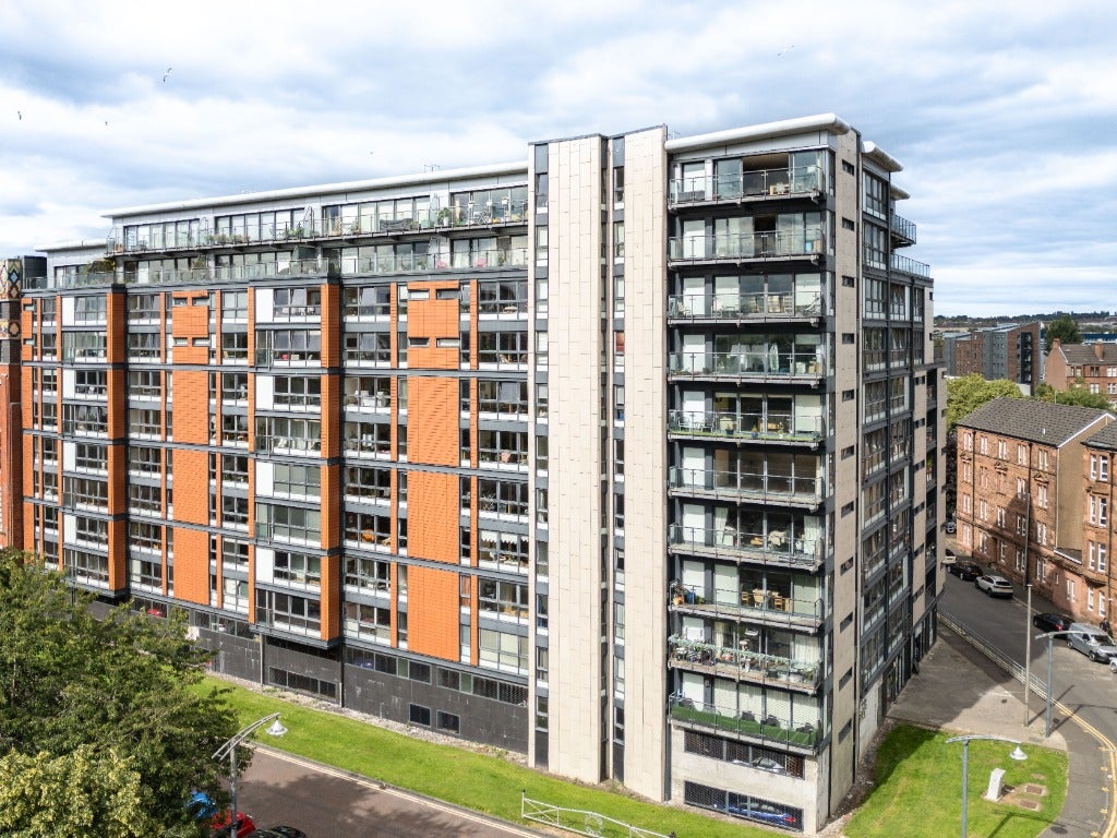 Flat Templeton Court in Glasgow