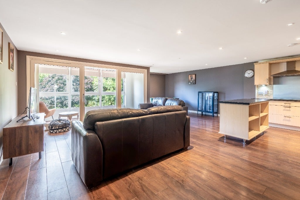Flat Templeton Court in Glasgow