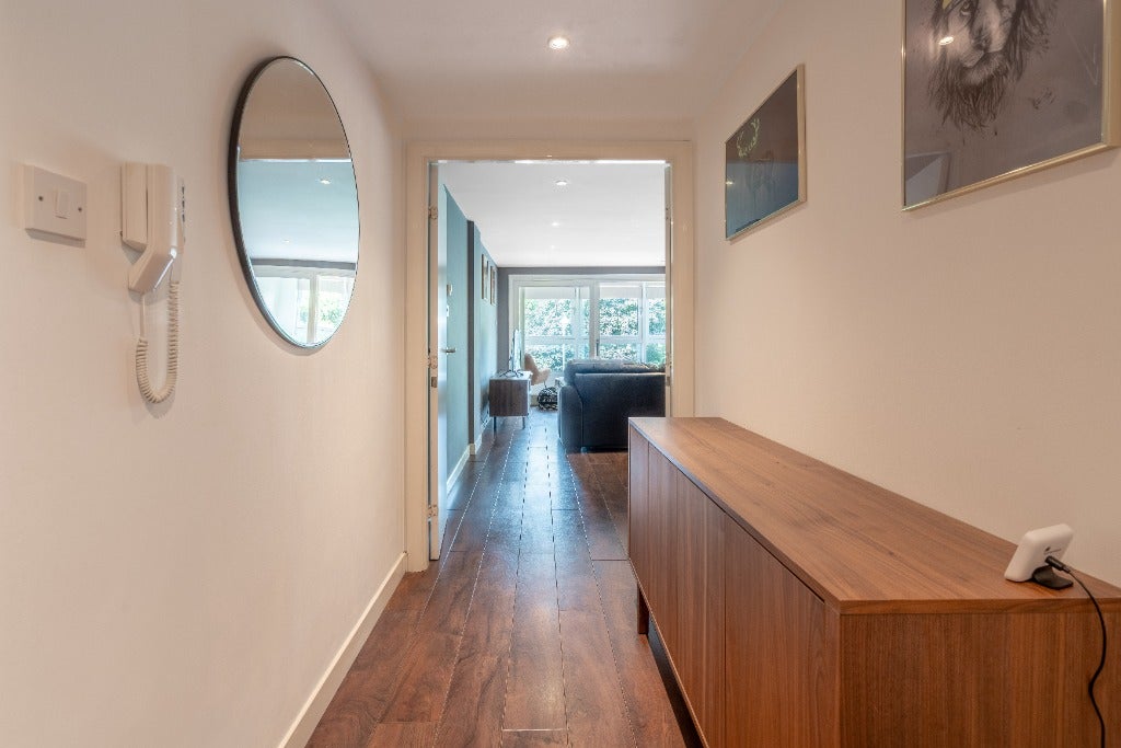 Flat Templeton Court in Glasgow