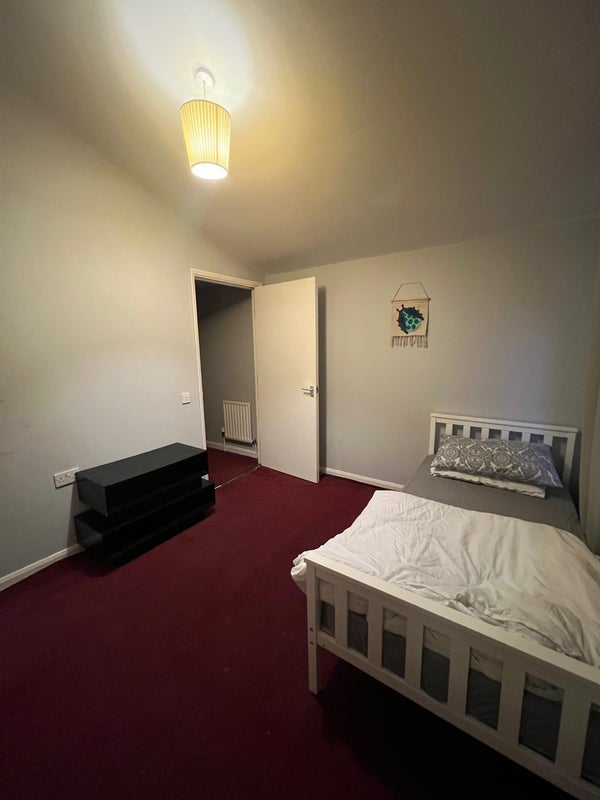 Room Hunt Close in Greater London