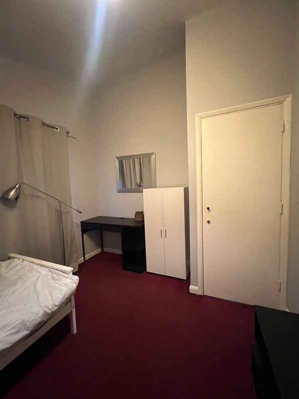 Room Hunt Close in Greater London