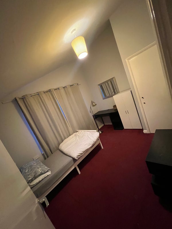 Room Hunt Close in Greater London