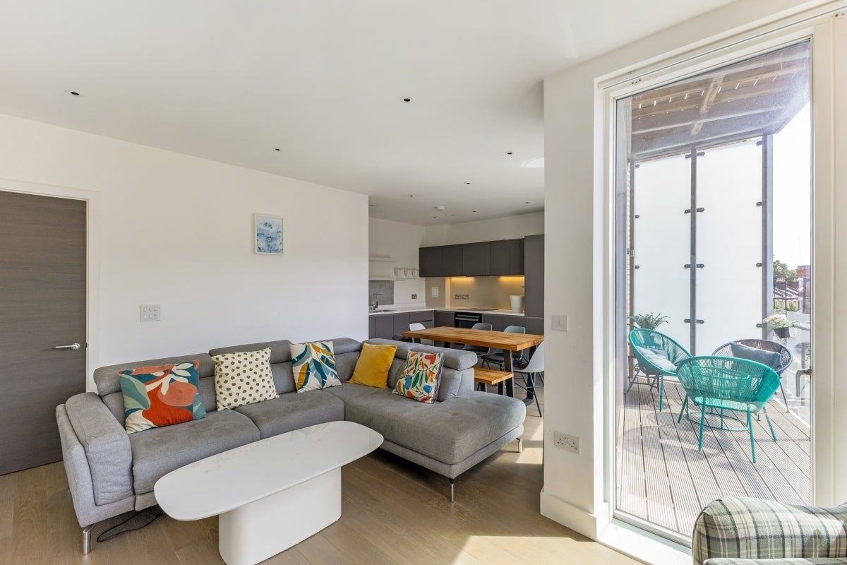 Flat Chamberlayne Road in Greater London