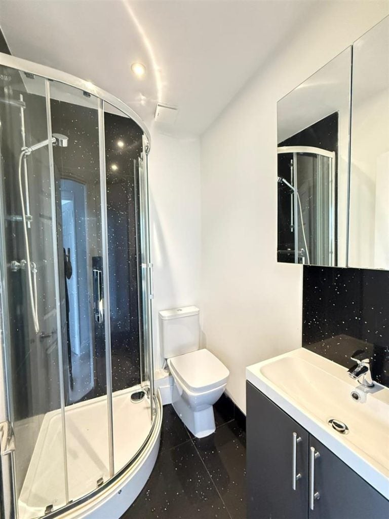 Flat Latimer Road in Greater London