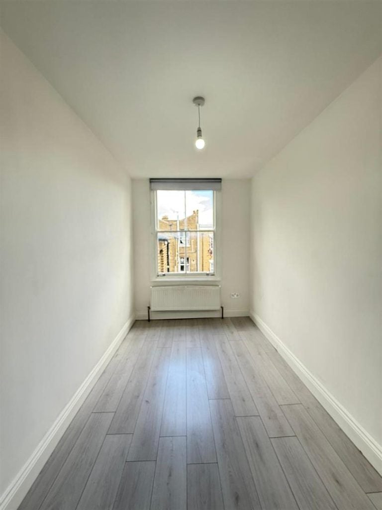 Flat Latimer Road in Greater London