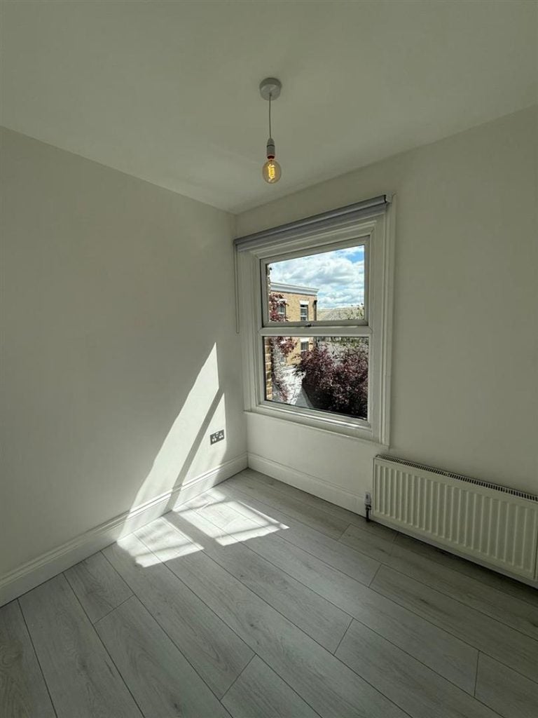 Flat Latimer Road in Greater London