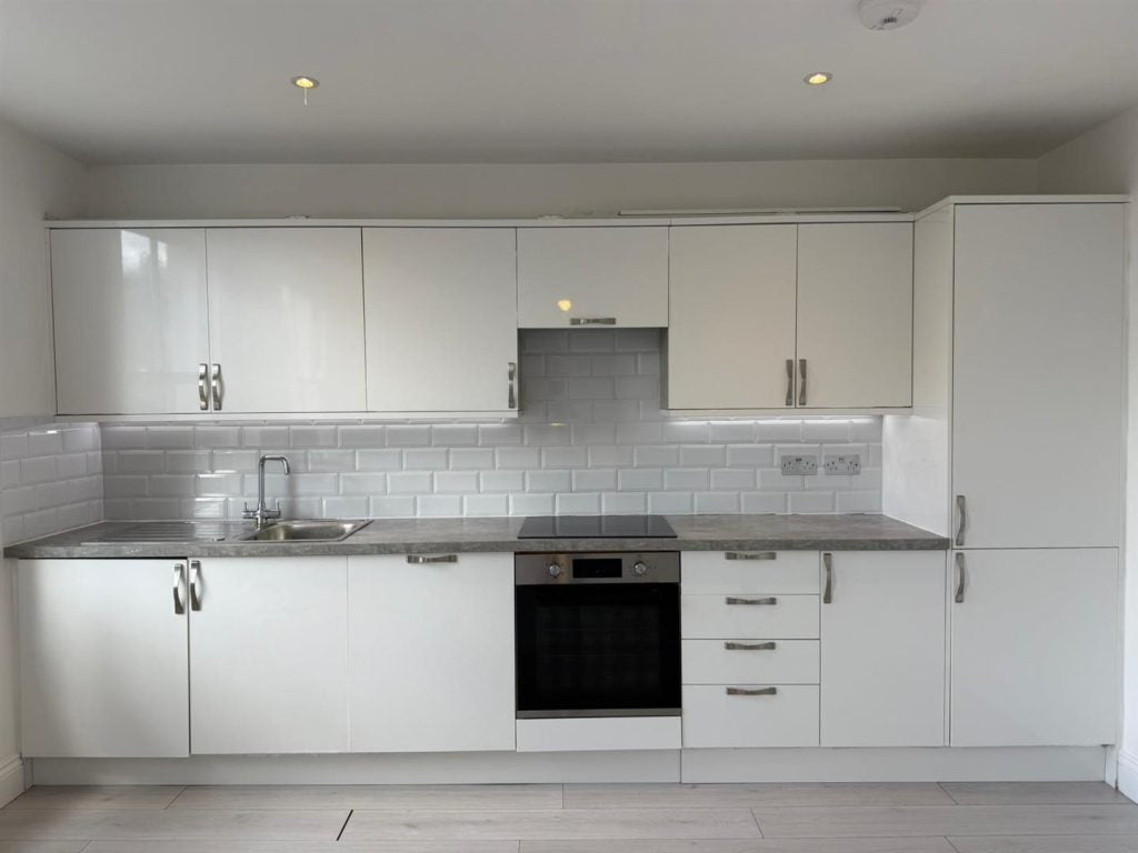 Flat Latimer Road in Greater London