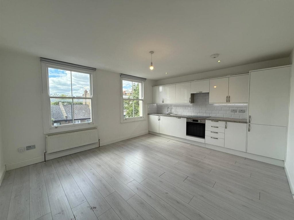 Flat Latimer Road in Greater London