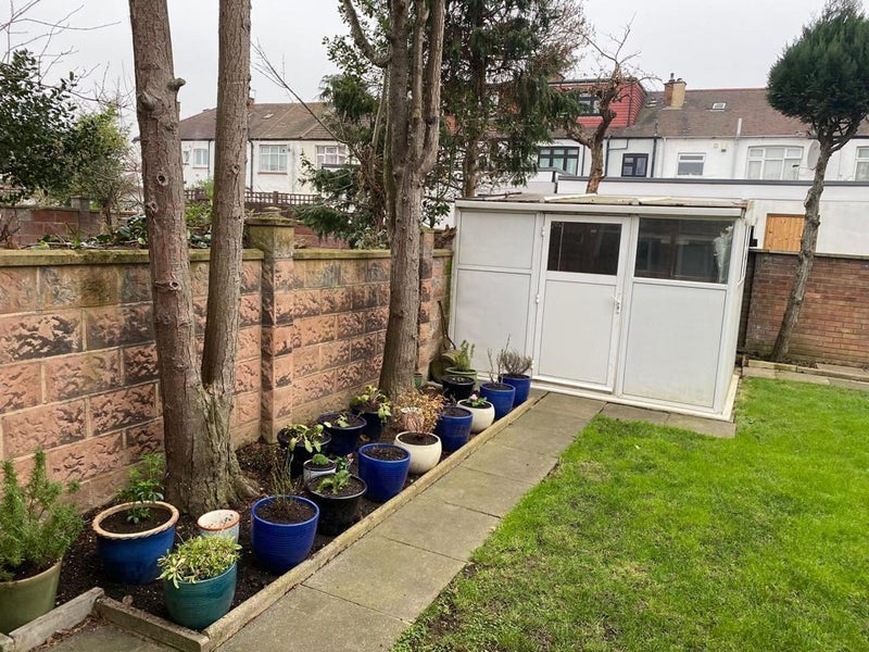 Room Kathleen Avenue in Greater London