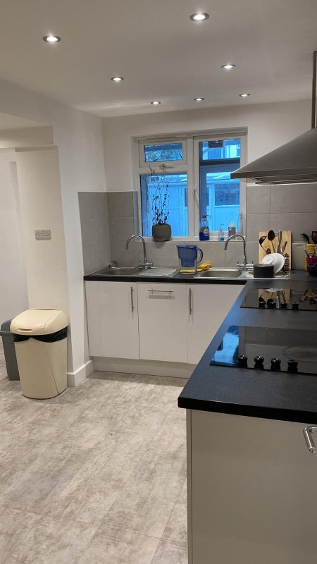 Room Kathleen Avenue in Greater London