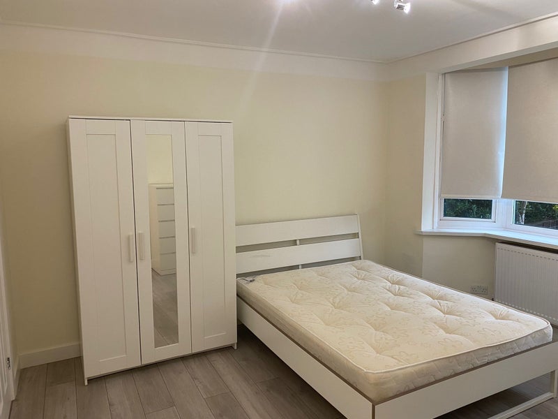 Room Kathleen Avenue in Greater London