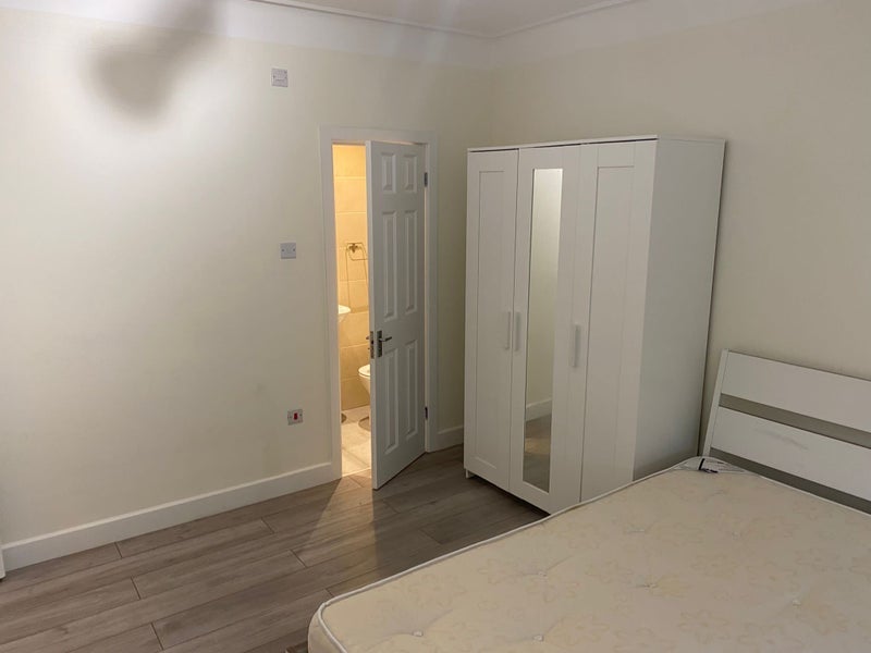 Room Kathleen Avenue in Greater London
