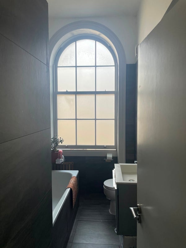 Flat Hassett Road in Greater London