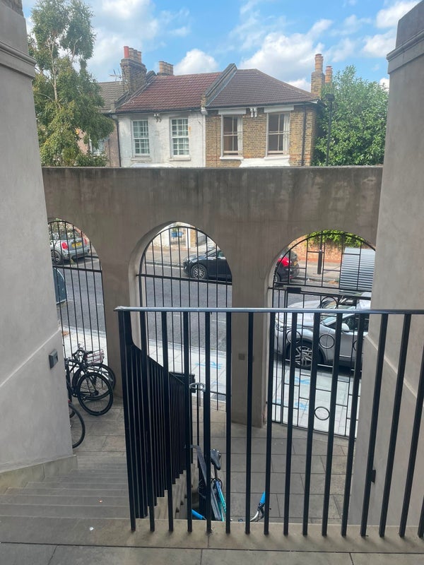 Flat Hassett Road in Greater London