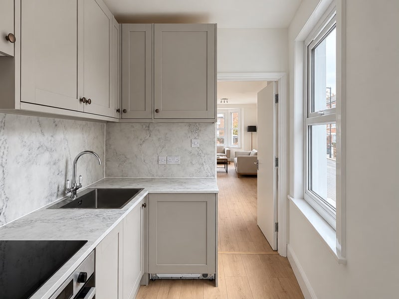 Flat Amies Street in Greater London