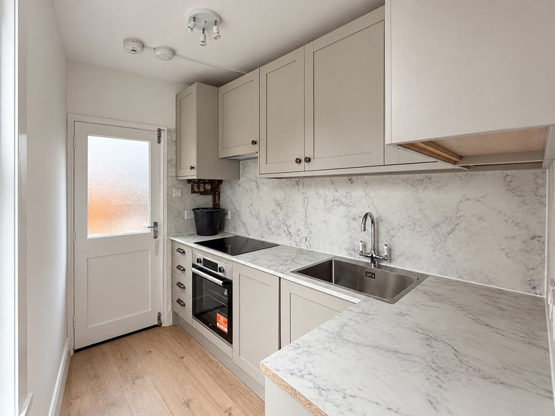 Flat Amies Street in Greater London