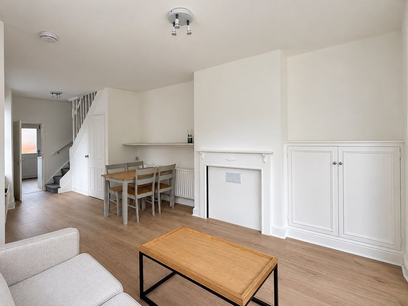 Flat Amies Street in Greater London