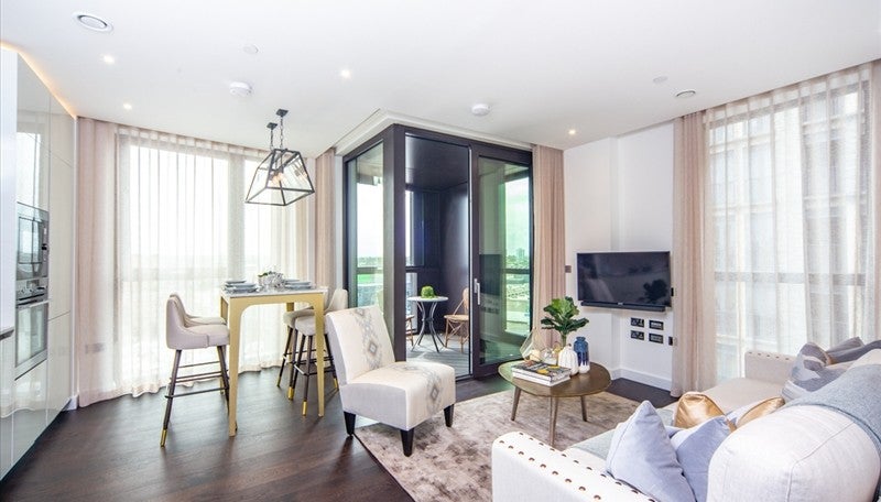 Flat Ponton Road in Greater London
