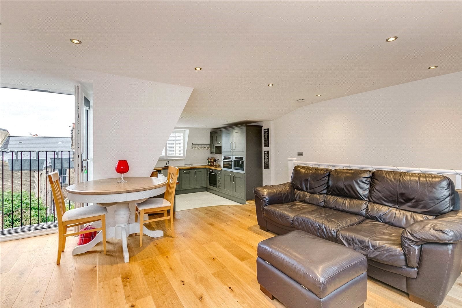 Flat Wardo Avenue in Greater London