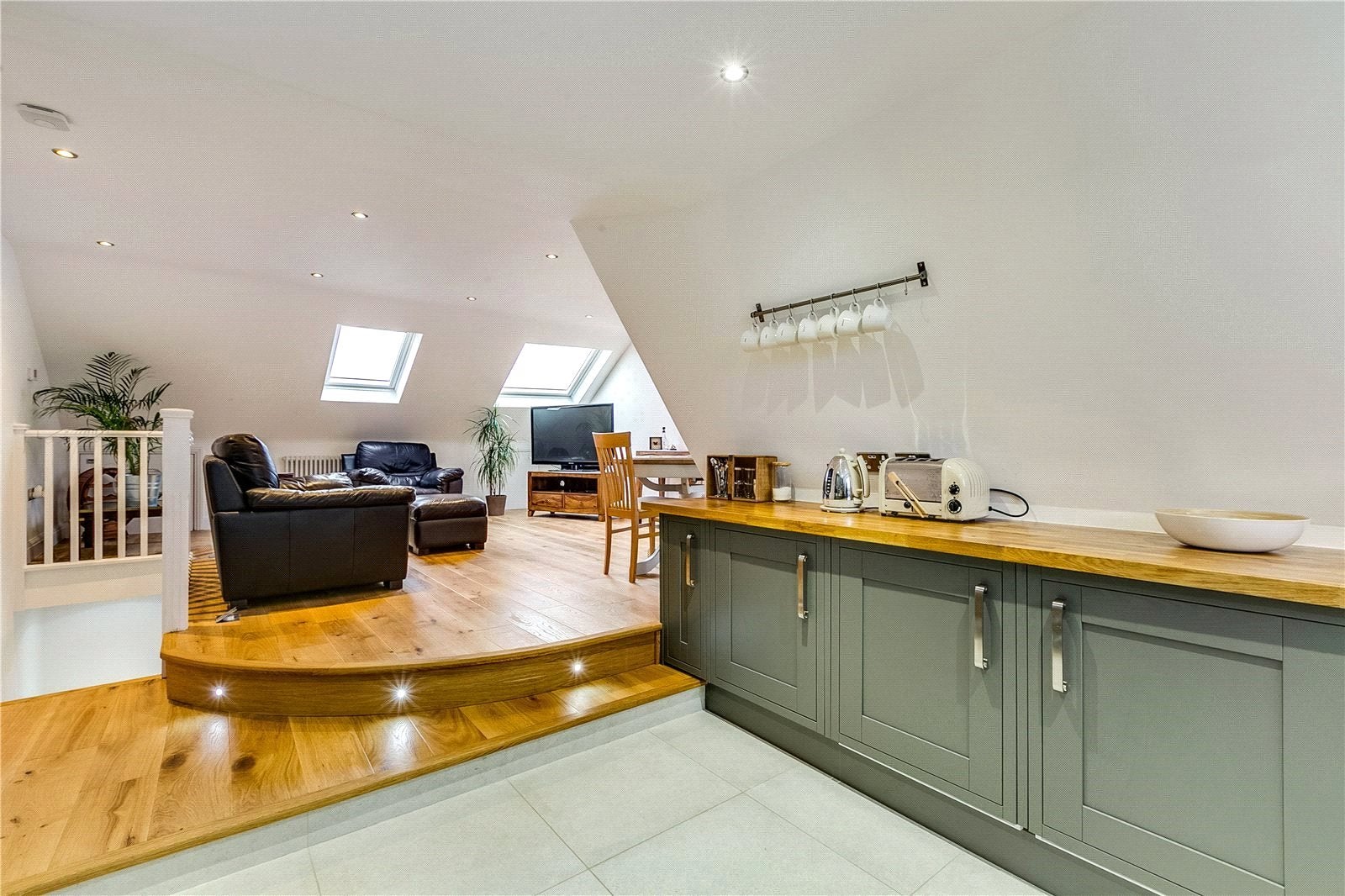Flat Wardo Avenue in Greater London