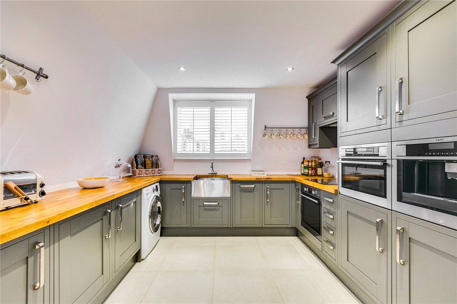 Flat Wardo Avenue in Greater London