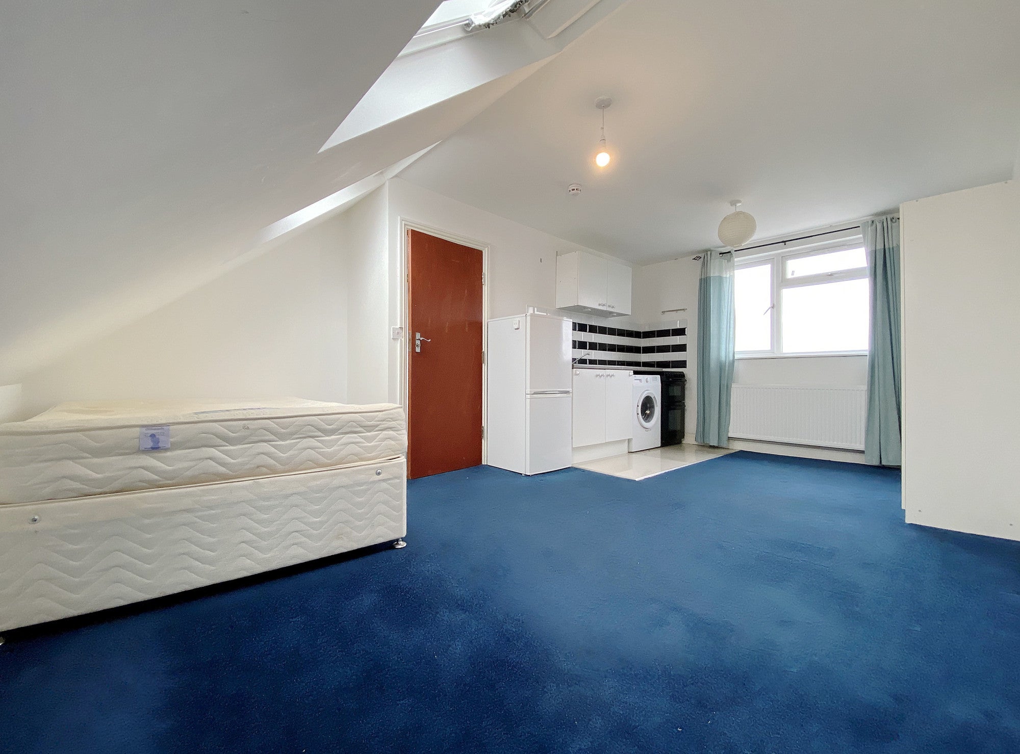 Flat Chatsworth Crescent in London